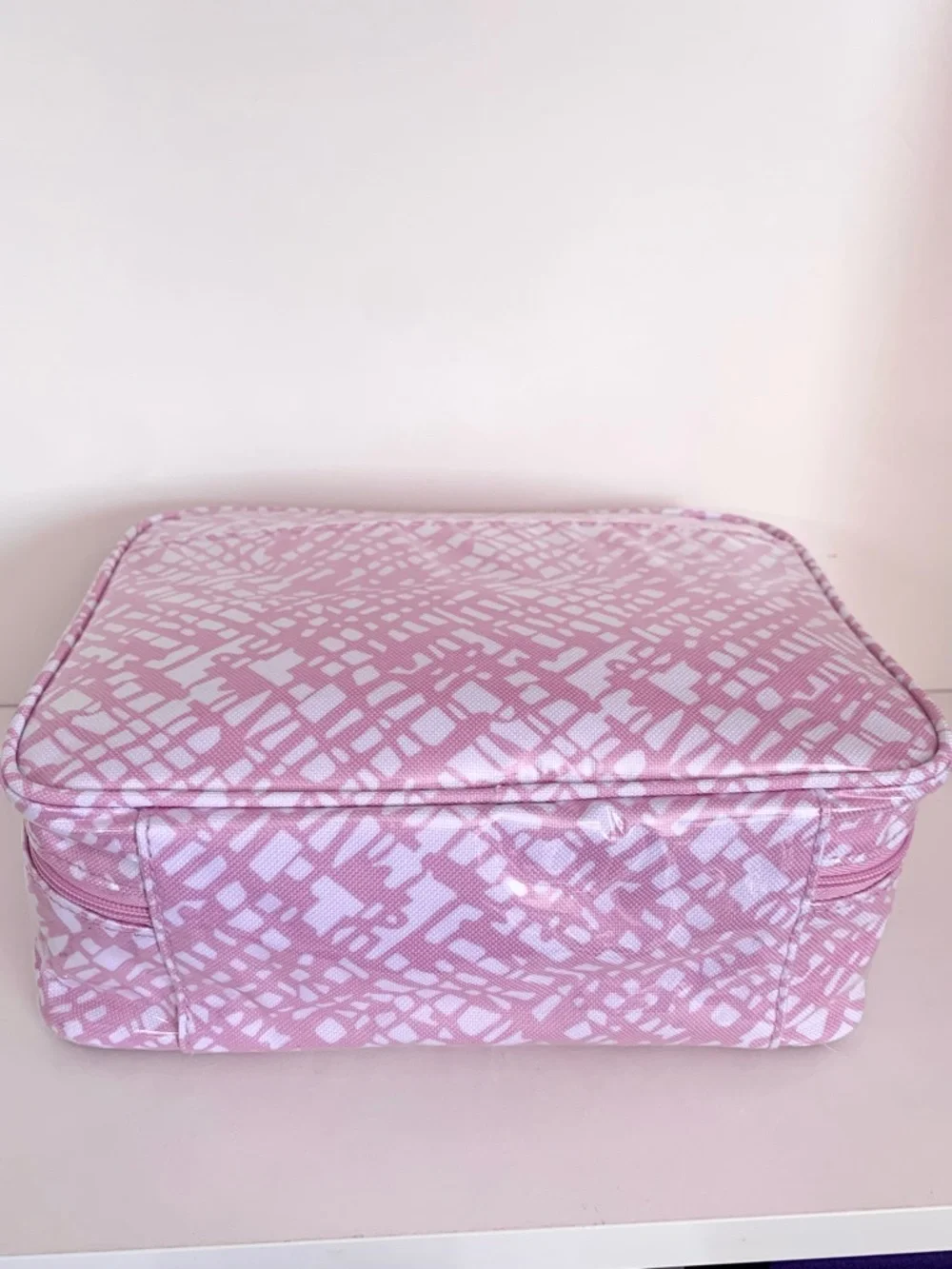 Hold NWOT Estée Lauder Pink vanity case